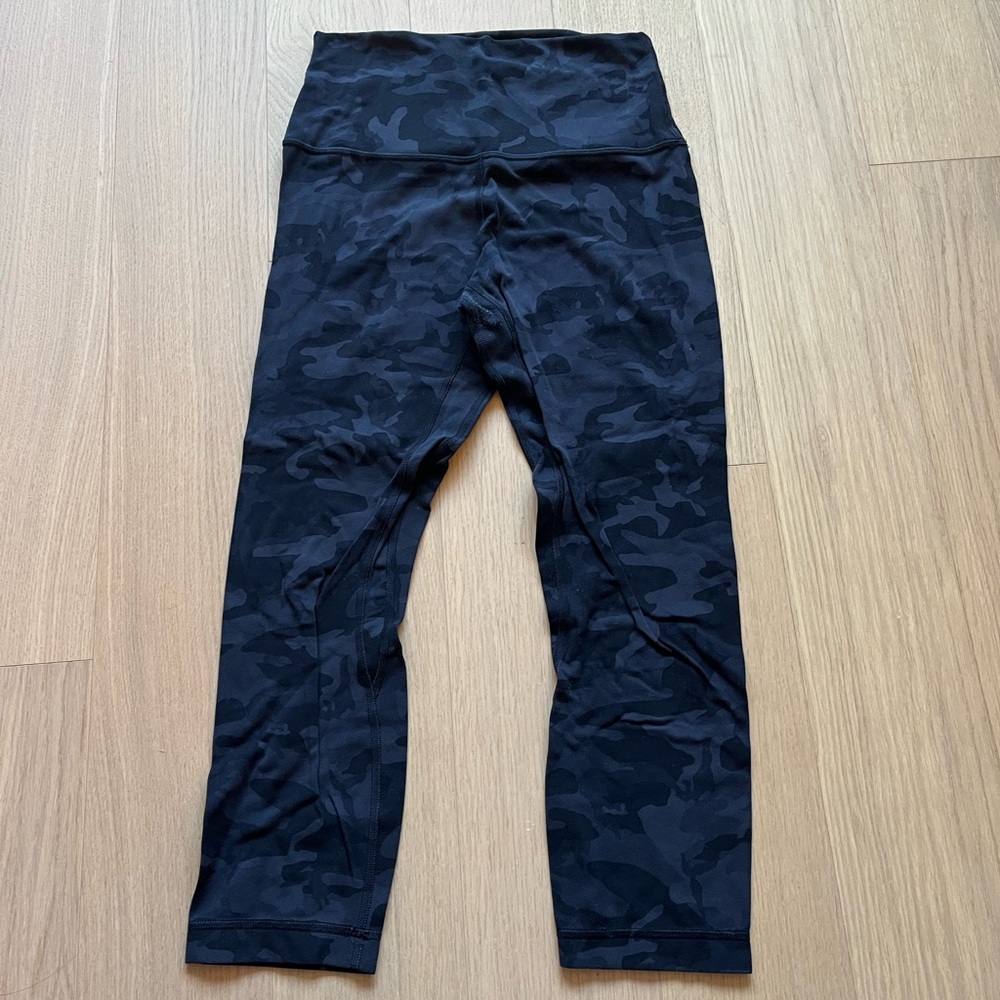 Lululemon Black Camouflage High-Rise Cropped Leggings. Size 6.